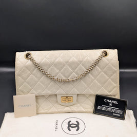 Sac Chanel 2.55 large écru, vue de face avec dust bag, carte d’authenticité et livret