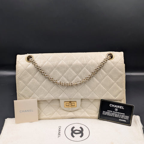 Sac Chanel 2.55 large écru, vue de face avec dust bag, carte d’authenticité et livret