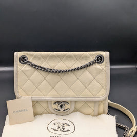 Sac Chanel French Riviera Flap beige avec dust bag et livret Chanel