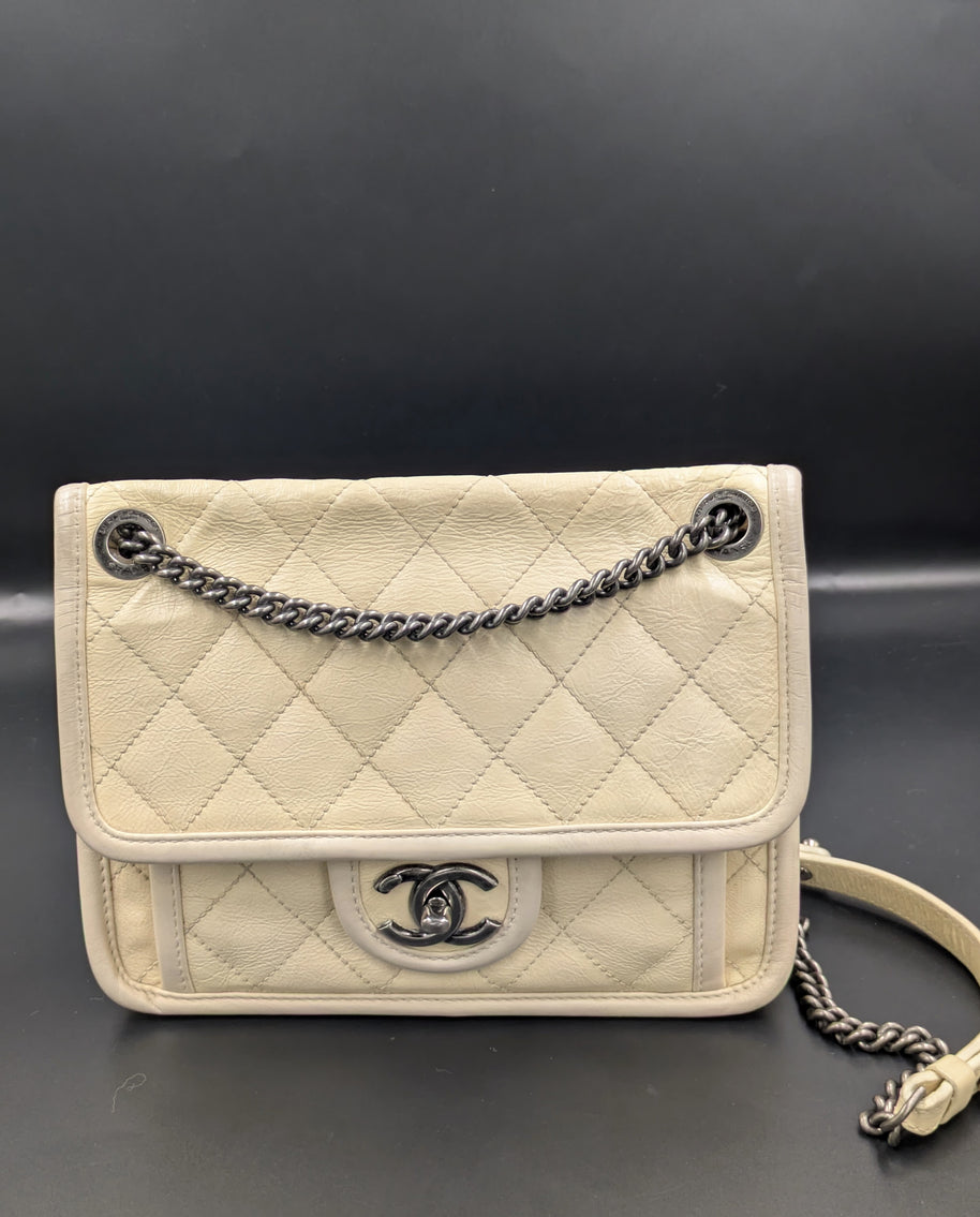 Chanel French Riviera Flap en cuir beige, vue de face avec fermoir CC ruthénium