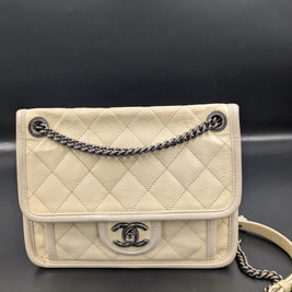 Chanel French Riviera Flap en cuir beige, vue de face avec fermoir CC ruthénium
