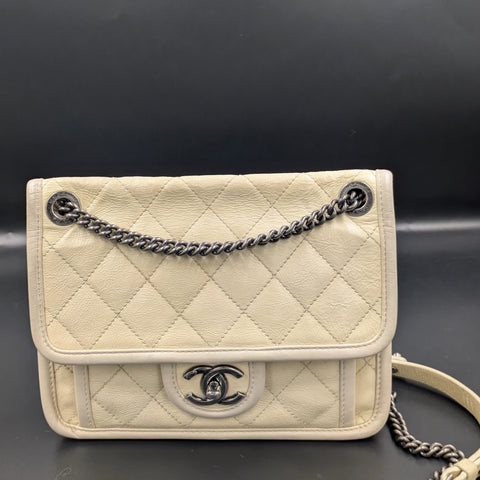 Chanel French Riviera Flap en cuir beige, vue de face avec fermoir CC ruthénium