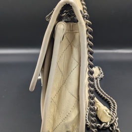 Tranche du Chanel French Riviera Flap beige avec chaîne ruthénium