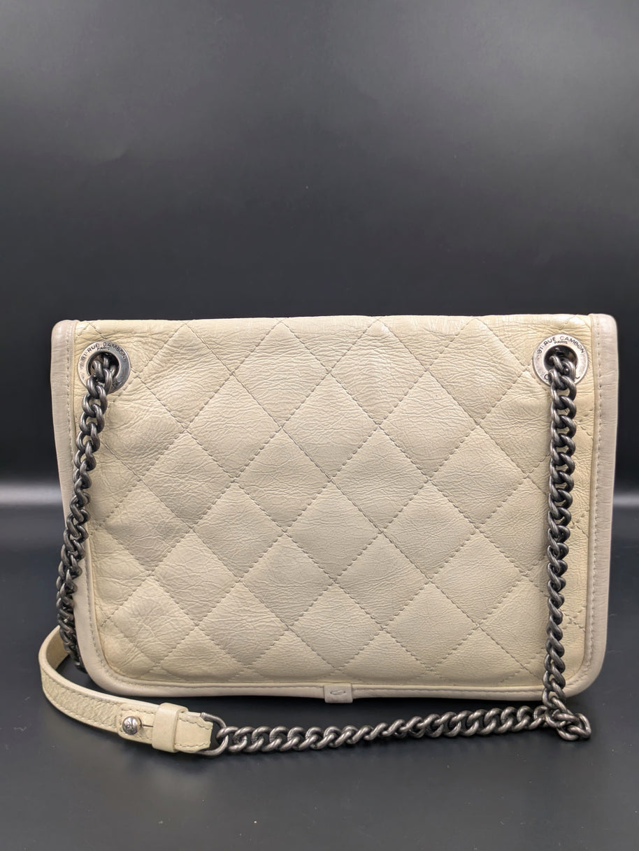 Dos du Chanel French Riviera Flap beige avec sa bandoulière chaîne et cuir