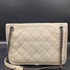 Dos du Chanel French Riviera Flap beige avec sa bandoulière chaîne et cuir