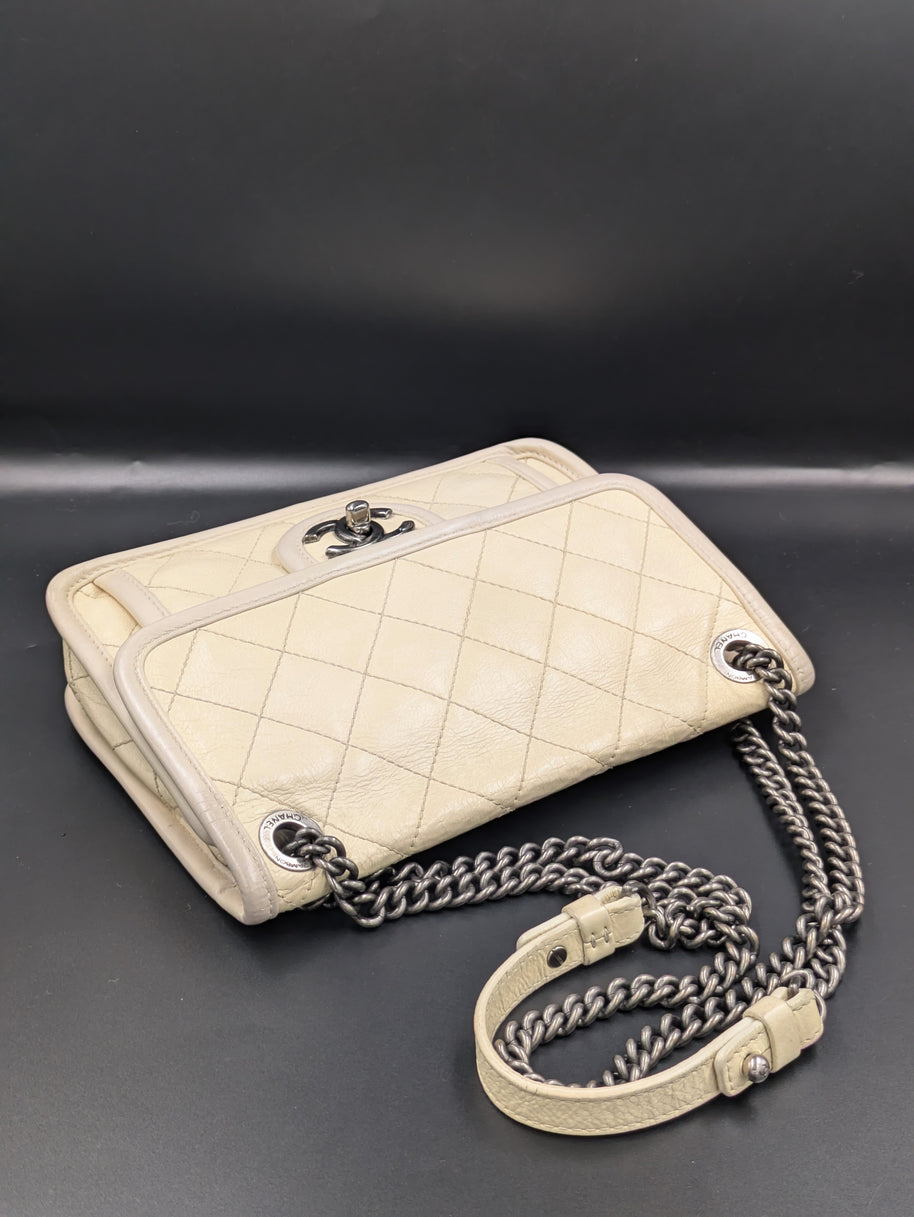 Chanel French Riviera Flap beige vu de dessus avec bandoulière chaîne et cuir