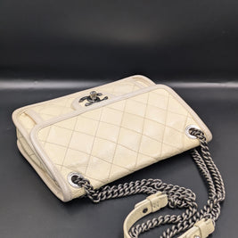 Chanel French Riviera Flap beige vu de dessus avec bandoulière chaîne et cuir