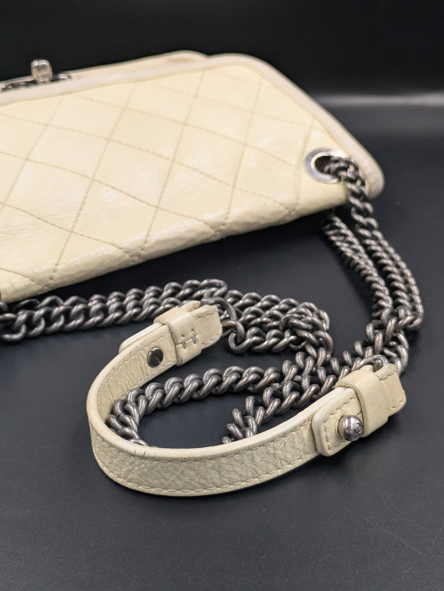 Bandoulière chaîne ruthénium et cuir du French Riviera Flap beige, détail de l’attache