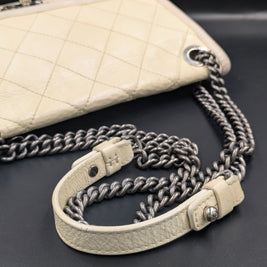 Bandoulière chaîne ruthénium et cuir du French Riviera Flap beige, détail de l’attache
