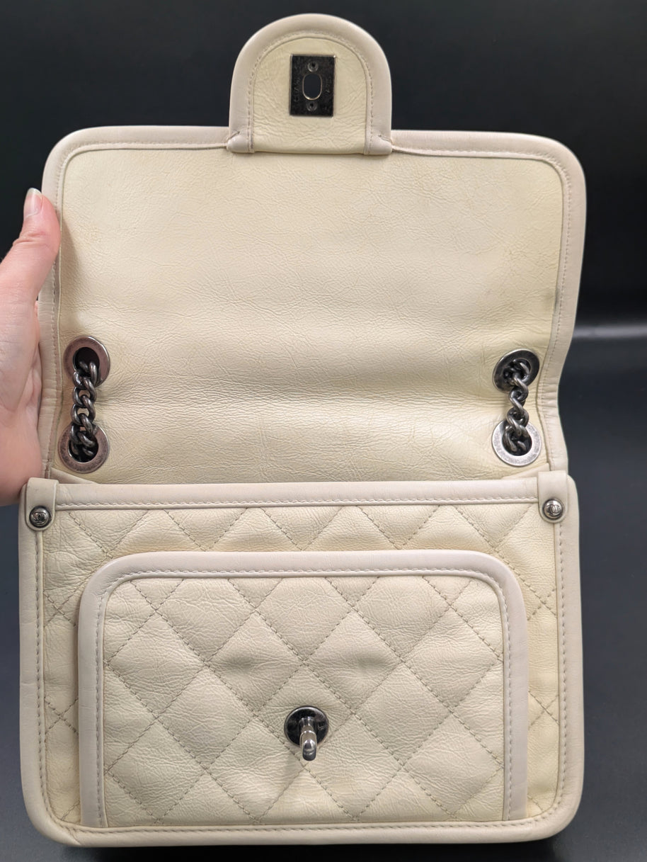 Chanel French Riviera Flap beige ouvert, poche avant et fermoir à tourniquet