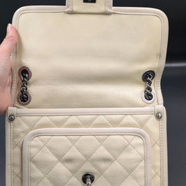 Chanel French Riviera Flap beige ouvert, poche avant et fermoir à tourniquet