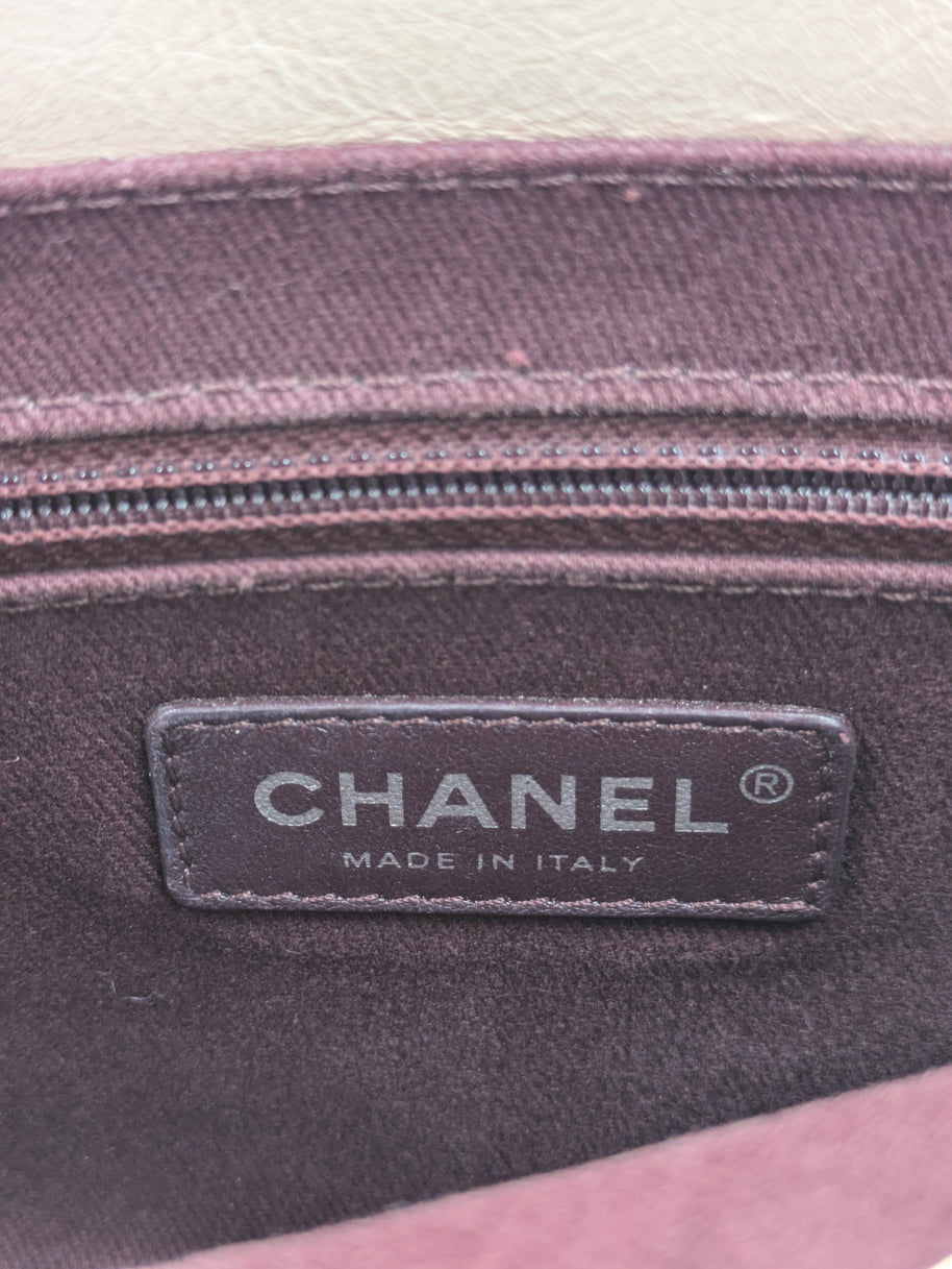 Doublure bordeaux et patch cuir CHANEL MADE IN ITALY à l’intérieur du sac