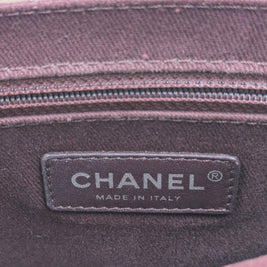 Doublure bordeaux et patch cuir CHANEL MADE IN ITALY à l’intérieur du sac
