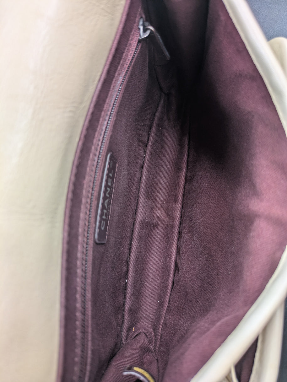 Intérieur bordeaux du Chanel French Riviera Flap avec poche zippée