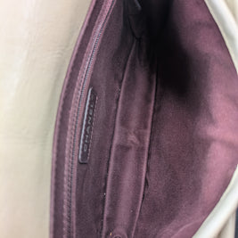 Intérieur bordeaux du Chanel French Riviera Flap avec poche zippée