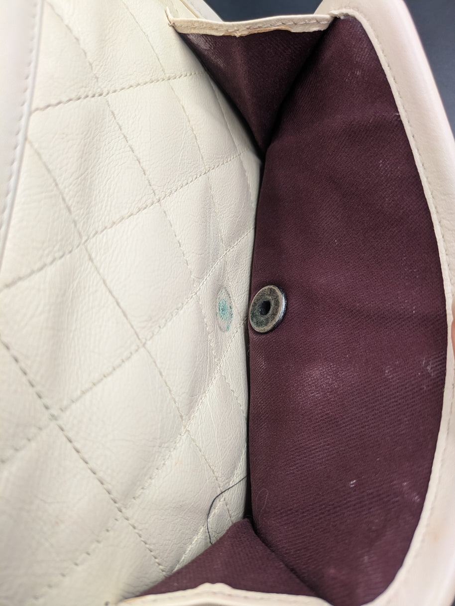Fond intérieur du French Riviera Flap, doublure bordeaux et bouton de fermeture