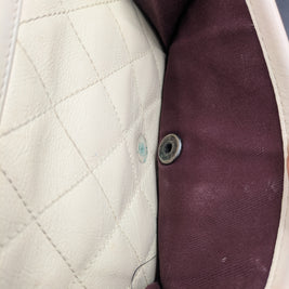Fond intérieur du French Riviera Flap, doublure bordeaux et bouton de fermeture