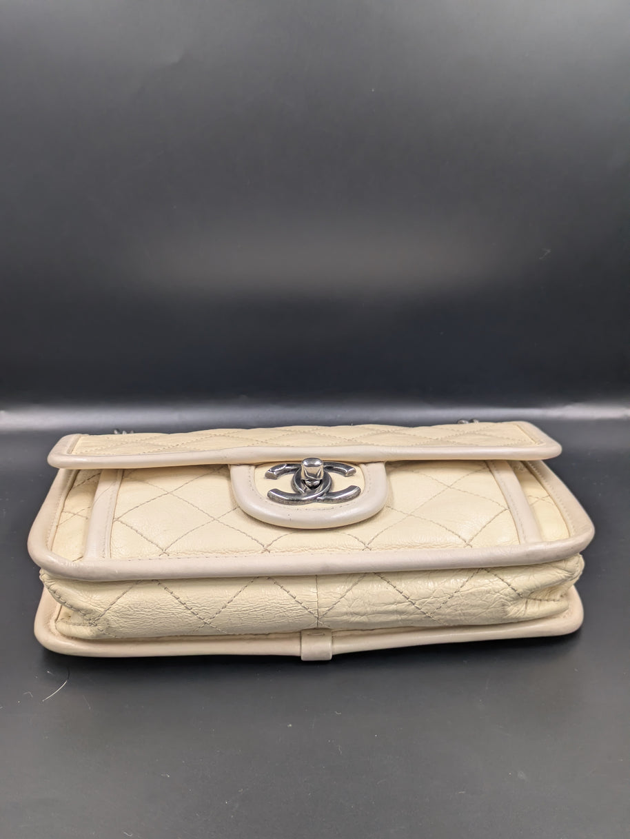 Chanel French Riviera Flap beige vu de face en plongée, épaisseur du sac