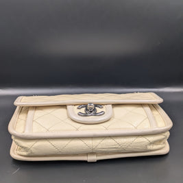 Chanel French Riviera Flap beige vu de face en plongée, épaisseur du sac