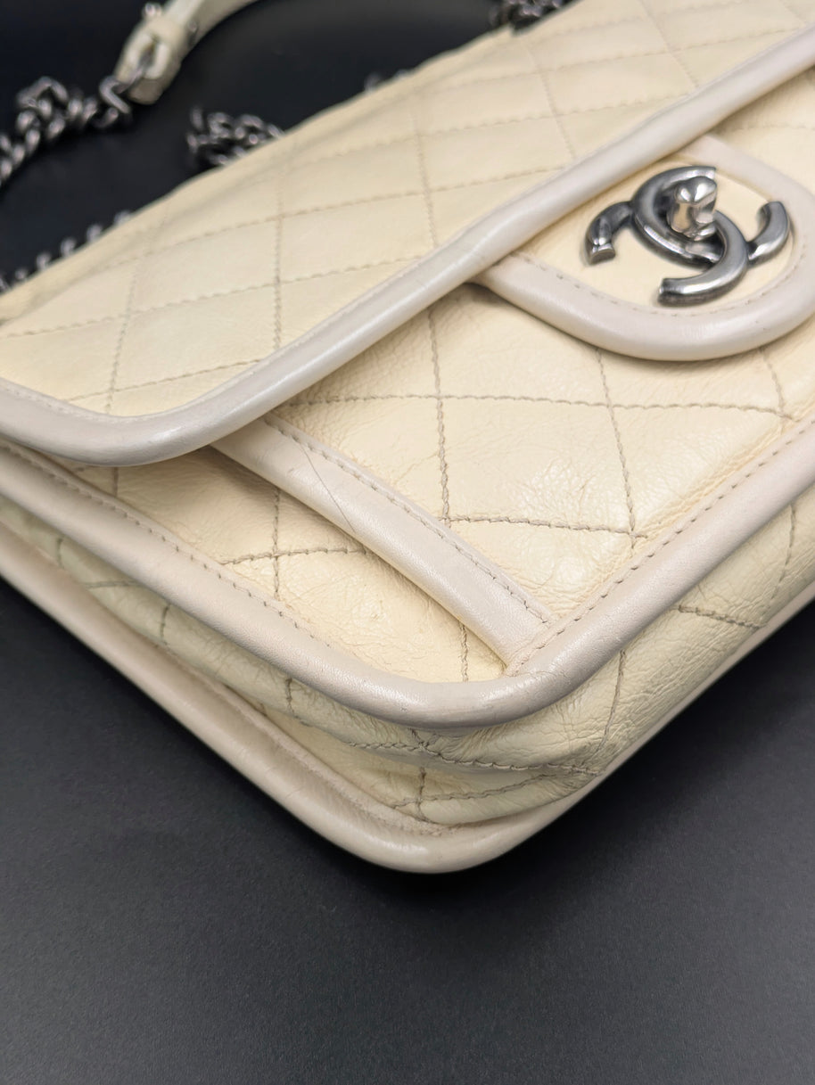 Gros plan sur le rabat et le liseré beige du French Riviera Flap