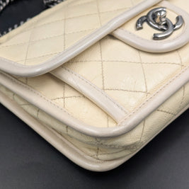 Gros plan sur le rabat et le liseré beige du French Riviera Flap