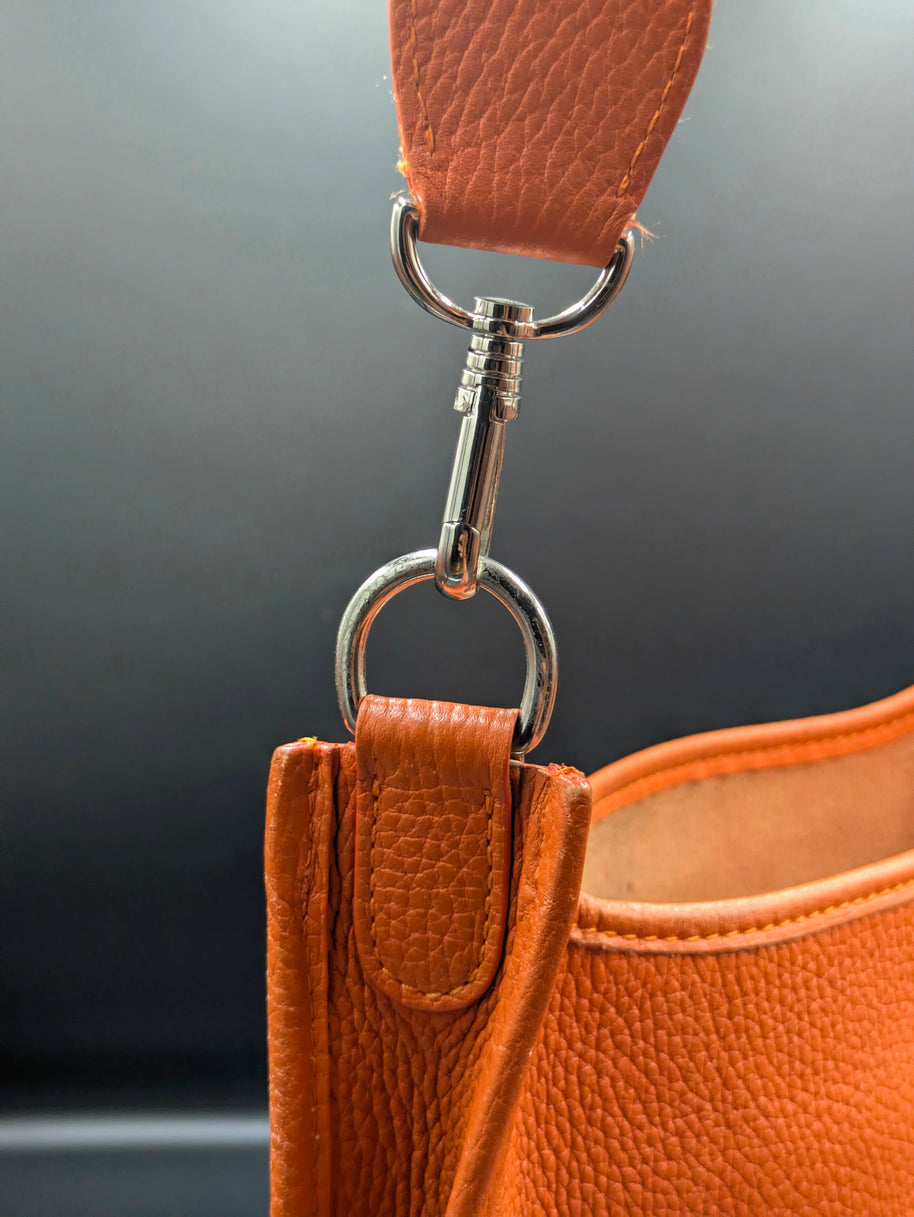 Hermès Evelyne PM orange détail attache métallique