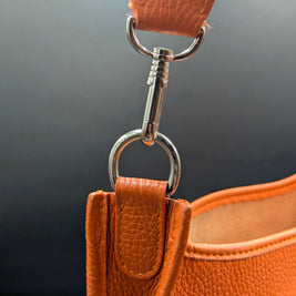 Hermès Evelyne PM orange détail attache métallique