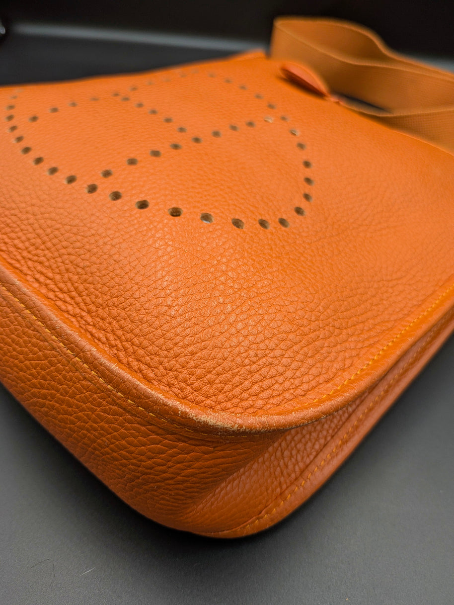 Hermès Evelyne 29 PM orange détail d'un coin du sac