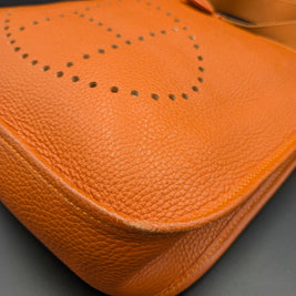 Hermès Evelyne 29 PM orange détail d'un coin du sac
