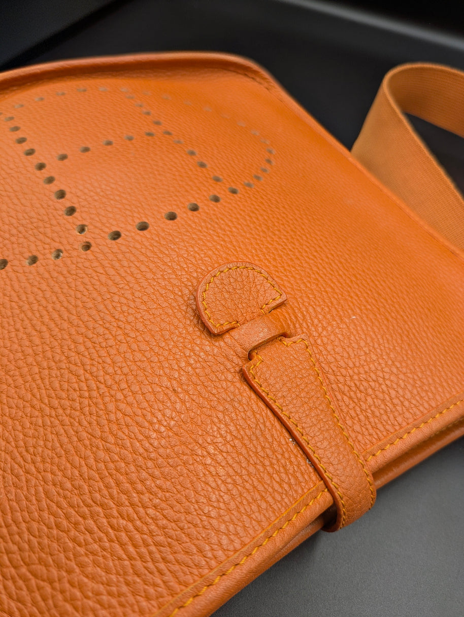 Sac Hermès Evelyne orange vue de haut