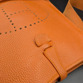 Sac Hermès Evelyne orange vue de haut