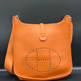 Sac Hermès Evelyne 29 PM cuir Taurillon Clémence orange vue de face