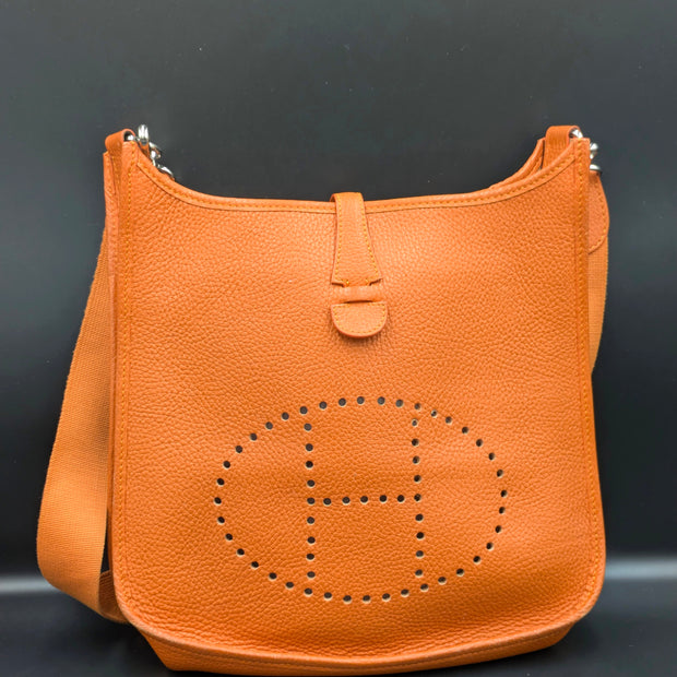 Sac Hermès Evelyne 29 PM cuir Taurillon Clémence orange vue de face