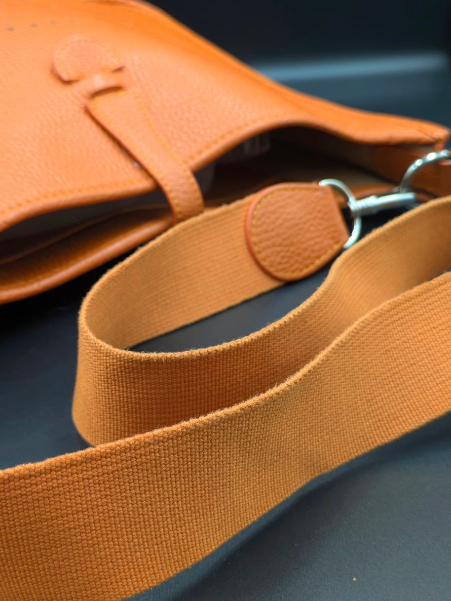 Sac Hermès Evelyne PM orange détail de la bandoulière