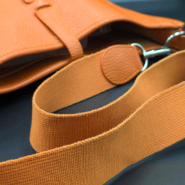Sac Hermès Evelyne PM orange détail de la bandoulière