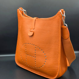 Sac Hermès Evelyne 29 PM orange vue avec H perforé