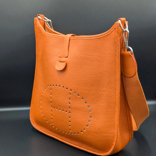 Sac Hermès Evelyne 29 PM orange vue avec H perforé