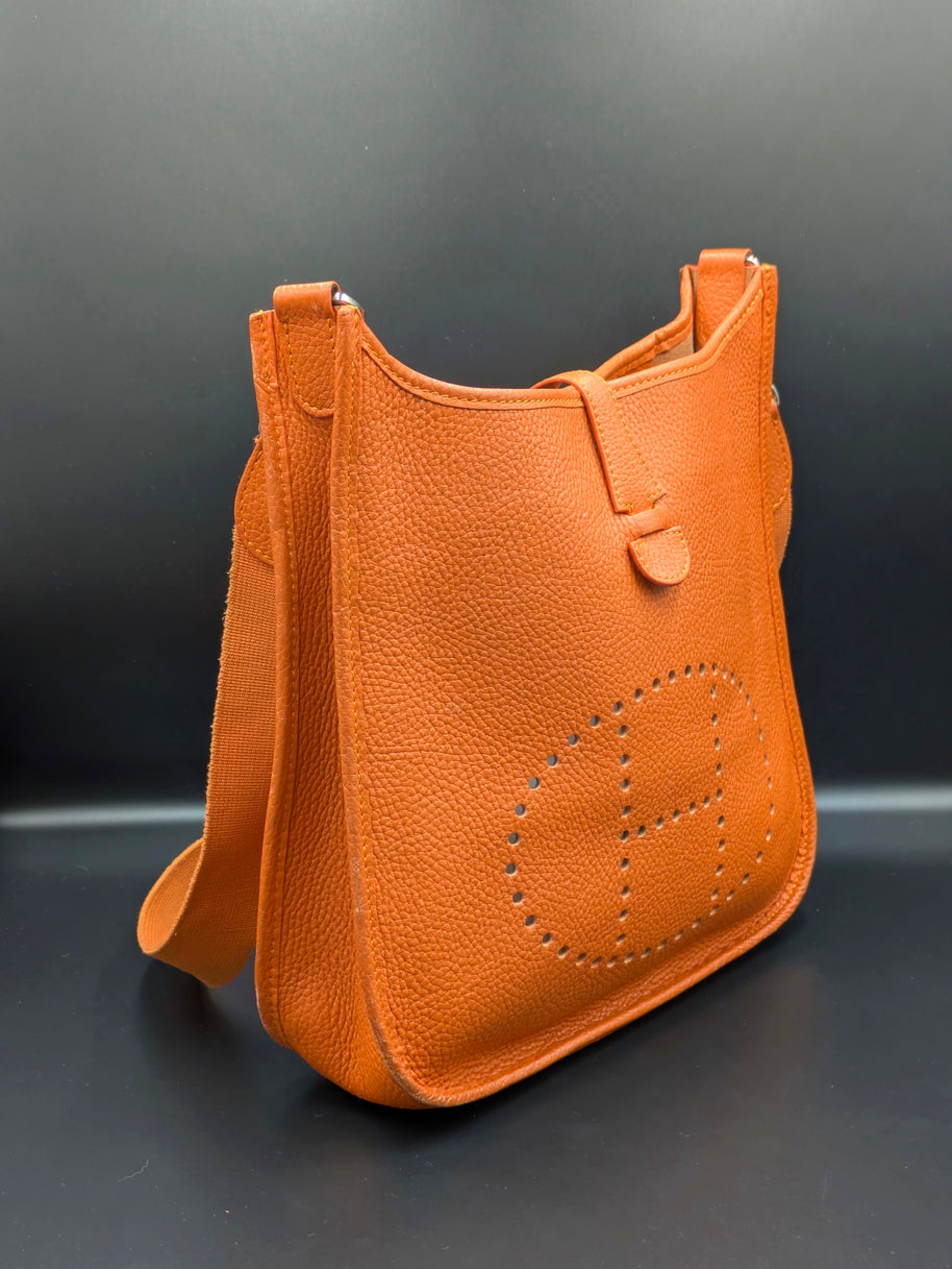 Sac Hermès Evelyne PM orange détail cuir Taurillon Clémence