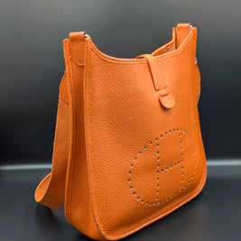 Sac Hermès Evelyne PM orange détail cuir Taurillon Clémence