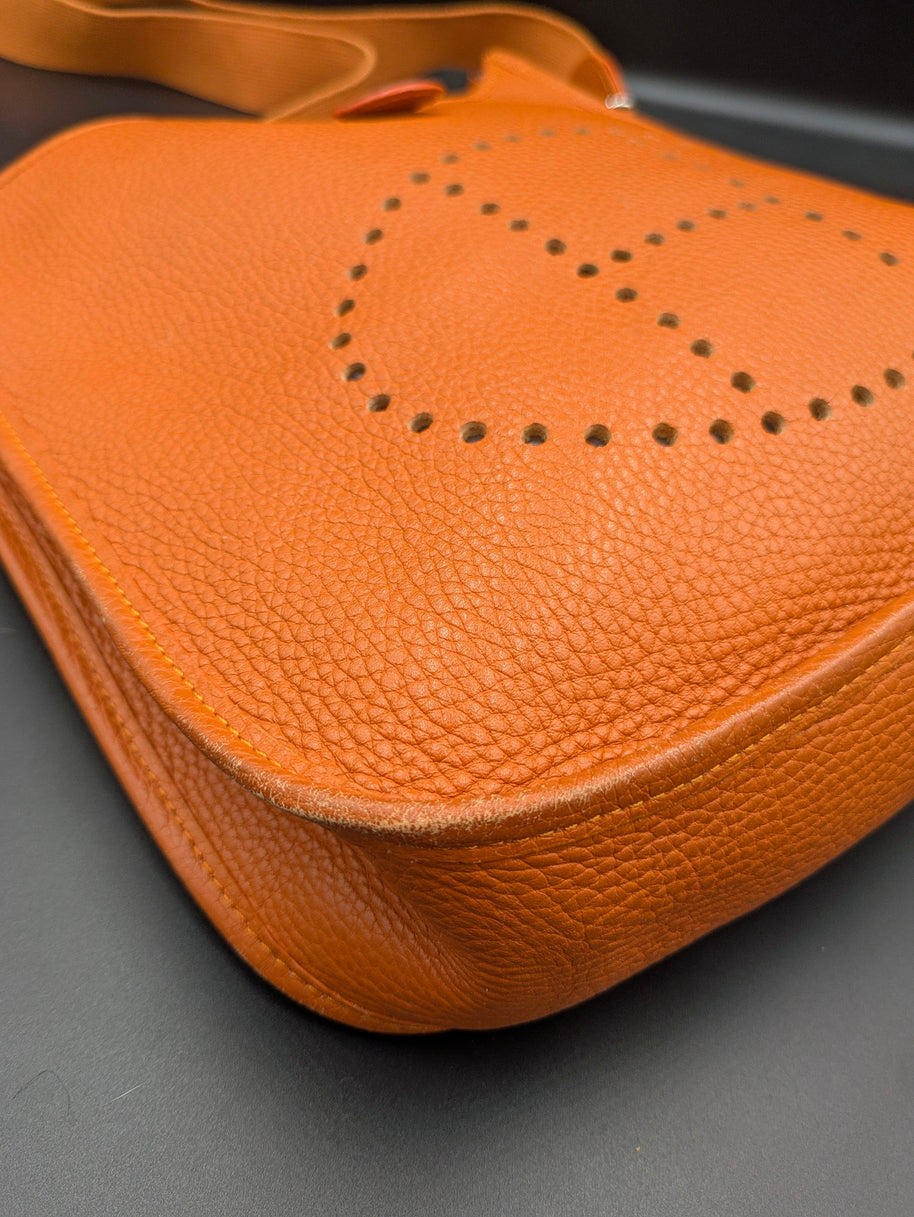 Sac Hermès Evelyne PM cuir orange dessous du sac