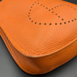Sac Hermès Evelyne PM cuir orange dessous du sac
